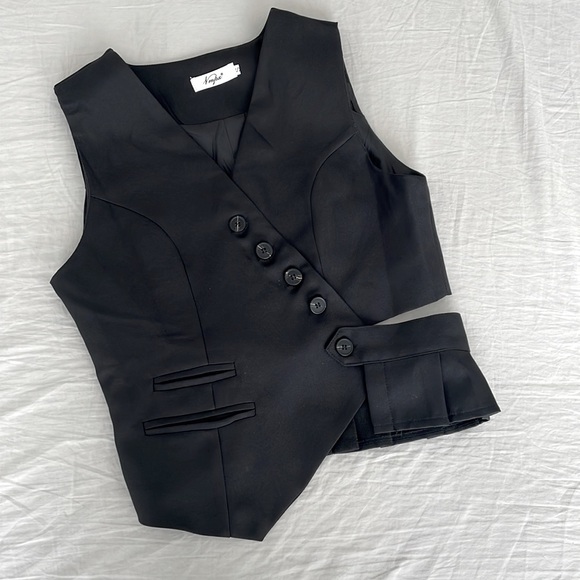 ❌SOLD❌ Button Vest Top - Picture 2 of 5